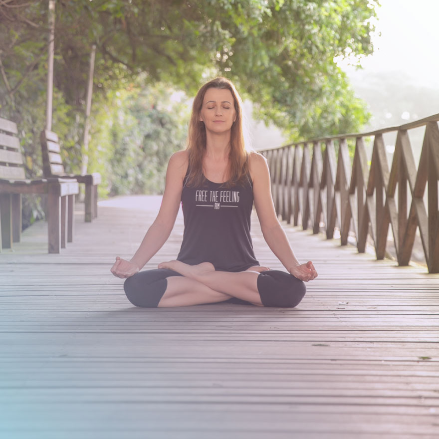 Foto da Aline Endres em posição de meditação